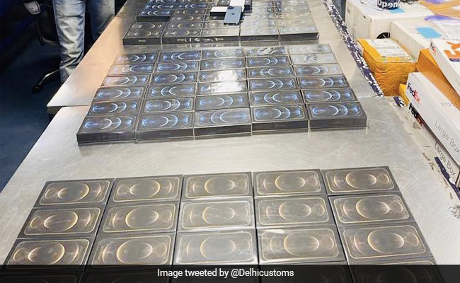 90 Iphones Worth Rs 1 Crore Seized At Delhi Airport