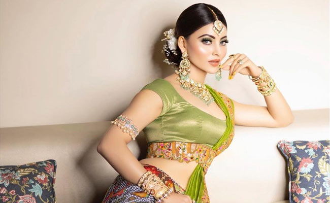 Urvashi Rautela ने पहनी 58 लाख की जूलरी और 4 लाख का राजस्थानी बंधनी लहंगा, देखें Photos