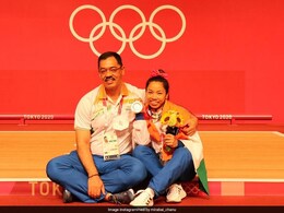 Tokyo Olympics में रजत पदक जीतने वाली मीरा बाई पर इनामों की बारिश, 2 करोड़ रुपये के साथ प्रमोशन Tokyo Olympics में रजत पदक जीतने वाली मीरा बाई पर इनामों की बारिश, 2 करोड़ रुपये के साथ प्रमोशन