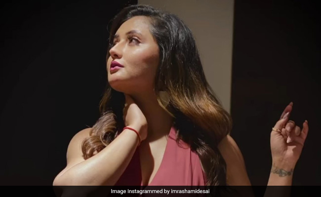Rashami Desai Video: रश्मि देसाई ने कविता के जरिए फैंस के साथ साझा की दिल की बात, कहा- लिमिट में मत रहो...