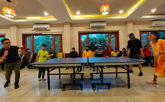 आमिर खान 'लाल सिंह चड्ढा' की टीम संग टेबल टेनिस खेलते आए नजर, देखें Photos