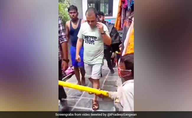 Watch: Boy, Barefoot, Mask-Checks Dozens Of Tourists In Crowded Himachal