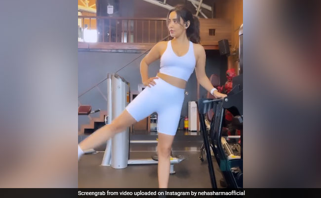 नेहा शर्मा ने मन मारकर भी जिम में बहाया पसीना, अनमने ढंग से वर्कआउट करती दिखीं एक्ट्रेस- देखें Video
