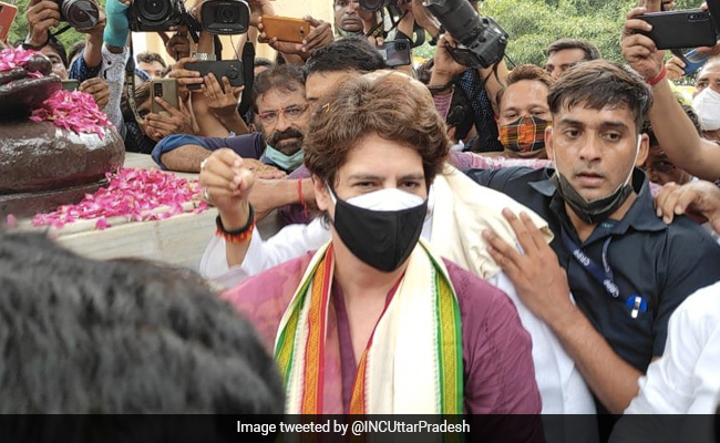 "वो तो 'आम कैसे खाते हैं' जैसे सवालों के आदी हैं, महंगाई पर चर्चा कैसे करेंगे?", PM पर प्रियंका गांधी का तंज