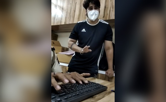 शख्स ने बीच सड़क पर पुलिस को दी गाली और मारने की धमकी, फिर थाने पहुंचते ही फूट-फूटकर रोया, माफी मांगते हुए बोला- अब ऐसा कभी नहीं करूंगा