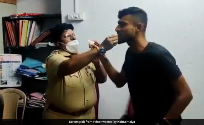 Maharashtra: हिस्ट्री शीटर को केक खिलाता कैमरे में कैद हुआ इन्स्पेक्टर, वीडियो वायरल; जांच के आदेश