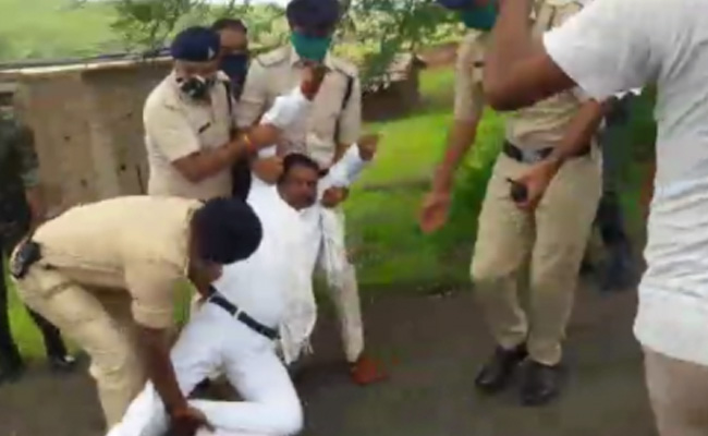 MP News: मध्यप्रदेश के पूर्व मंत्री व कांग्रेस विधायक ओमकार मरकाम को पुलिस ने सड़क से जबरन हटाया