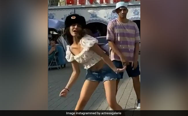 प्रिया प्रकाश वारियर ने दोस्तों के साथ कुछ इस अंदाज मे किया डांस, वीडियो हुआ वायरल