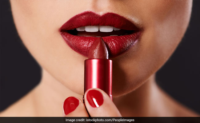 International Kissing Day 2021: Be Amazed At These Non-Transferable Lipsticks That Are Completely Kiss-Proof