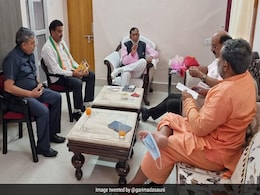 उत्तराखंड के मंत्री की फोटो वायरल, पैर के अंगूठे में लटकाया अपना मास्क उत्तराखंड के मंत्री की फोटो वायरल, पैर के अंगूठे में लटकाया अपना मास्क