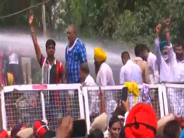 सीएम अमरिंदर के आवास का घेराव करने पहुंचे आप कार्यकर्ता, पुलिस ने की पानी की बौछार