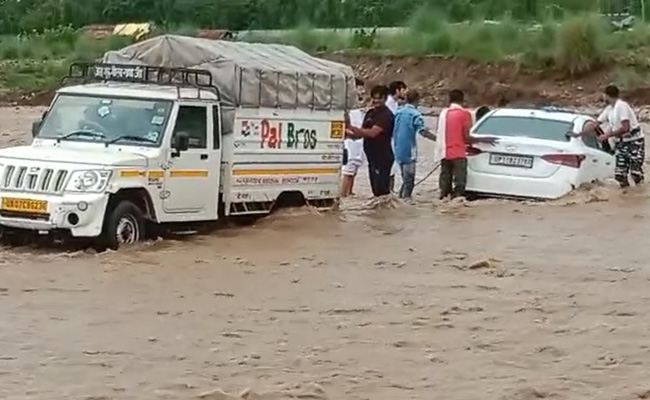 उत्तर प्रदेश : सहारनपुर में पहाड़ी नदियां उफान पर, तेज बहाव में फंसी कार