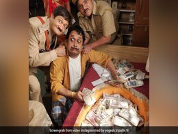 हप्पू सिंह के घर पड़ गई रेड, रो-रोकर हुआ बुरा हाल- देखें Video हप्पू सिंह के घर पड़ गई रेड, रो-रोकर हुआ बुरा हाल- देखें Video