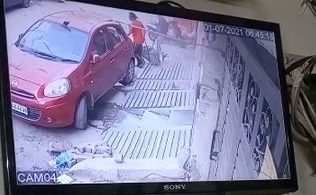 दिल्ली : CCTV फुटेज में बुजुर्ग महिला की बोटी-बोटी काटकर बैग में रखी लाश ले जाते दिखे हत्यारोपी