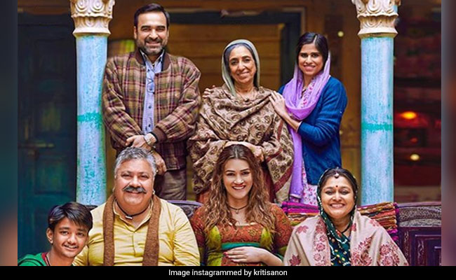 Meet Mimi's "<i>Parivaar</i>": Kriti Sanon On Working With Pankaj Tripathi, Supriya Pathak And Others