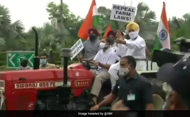 राहुल गांधी ट्रैक्टर से विजय चौक पहुंचे, किसान आंदोलन के समर्थन में मुहिम