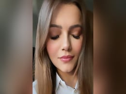 गाड़ी में बैठे-बैठे रूबिना दिलैक की आंखों का रंग हुआ नीला, फैन्स बोले- नागिन लौट आई...देखें Video गाड़ी में बैठे-बैठे रूबिना दिलैक की आंखों का रंग हुआ नीला, फैन्स बोले- नागिन लौट आई...देखें Video