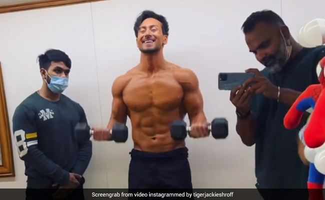 Tiger Shroff शूटिंग से पहले यूं मसल्स तैयार करते आए नजर, देखें एक्शन किंग का लेटेस्ट वीडियो