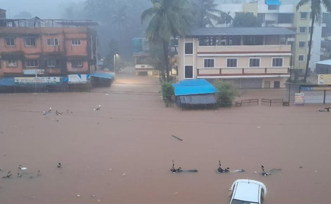 Maharashtra: मुंबई, ठाणे में भारी बारिश से जनजीवन प्रभावित, बाजार, रेलवे स्टेशन में घुसा पानी, कॉलोनी बनी तालाब