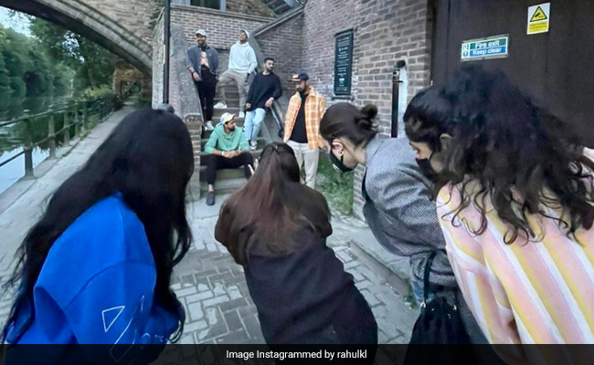 The Photographers Of This Virat Kohli-KL Rahul Pic - Athiya Shetty And Anushka Sharma. "Swipe Right"