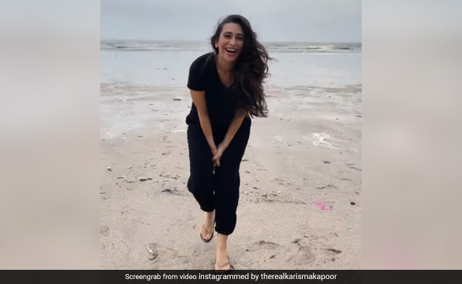 Karisma Kapoor Video: मुंबई में छाई काली घटा तो समुद्र किनारे यूं चिल करती नजर आईं करिश्मा कपूर, देखें वीडियो