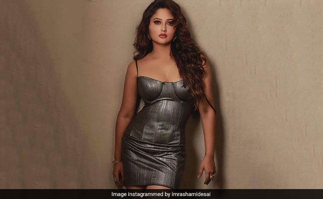 Rashami Desai ने वन पीस में शेयर की फोटो तो दोस्त देवोलीना का आया कमेंट, बोलीं- OMG!