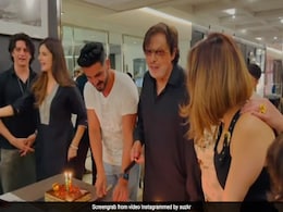 सुजैन खान ने पिता संजय खान के साथ केक काटते हुए शेयर किया Video, बोलीं- मेरी खूबसूरत फैमिली सुजैन खान ने पिता संजय खान के साथ केक काटते हुए शेयर किया Video, बोलीं- मेरी खूबसूरत फैमिली
