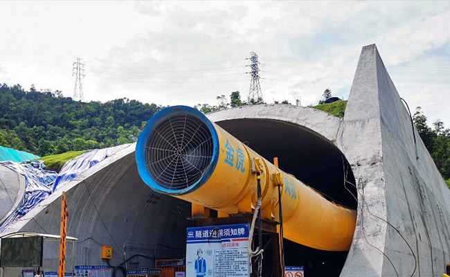 Rescuers Draining Flooded Tunnel In China In Search For 14 Trapped Workers