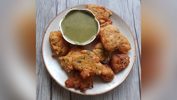 Navratri Vrat Recipe: नवरात्रि के व्रत में बनाएं कुट्टू के आटे की क्रिस्पी पकौड़ी, नोट कर लें रेसिपी