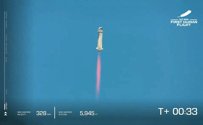 दुनिया के सबसे धनवान शख्स Jeff Bezos ने अपने रॉकेट से किया अंतरिक्ष का सफर