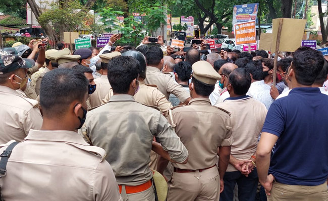 UP News: बहराइच में अपने साथी को फर्जी केस में फंसाने के ख‍िलाफ पत्रकारों का प्रदर्शन