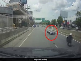 तेज रफ्तार में बाइक चला रहा था शख्स, अचानक सड़क के बीचो-बीच बने डिवाइडर से टकराया और फिर - देखें Video तेज रफ्तार में बाइक चला रहा था शख्स, अचानक सड़क के बीचो-बीच बने डिवाइडर से टकराया और फिर - देखें Video