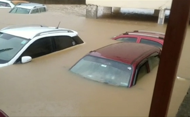VIDEO: पानी में डूबी कई गाड़ियां, 24 घंटे से हो रही लगातार बारिश से राजधानी रांची पानी-पानी