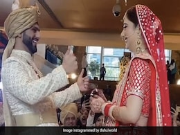 राहुल वैद्य ने घुटनों पर बैठ दिशा परमार को पहनाई रिंग, देखें शादी की Photos और Video राहुल वैद्य ने घुटनों पर बैठ दिशा परमार को पहनाई रिंग, देखें शादी की Photos और Video