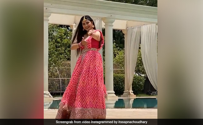 सपना चौधरी ने स्विमिंग पूल किनारे लहंगे में किया डांस, देसी क्वीन का Video वायरल