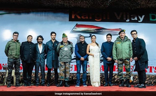 Sidharth Malhotra, Kiara Advani And Team <i>Shershaah</i> Spend The Evening Of Kargil Vijay Diwas With The Indian Army. See Pic