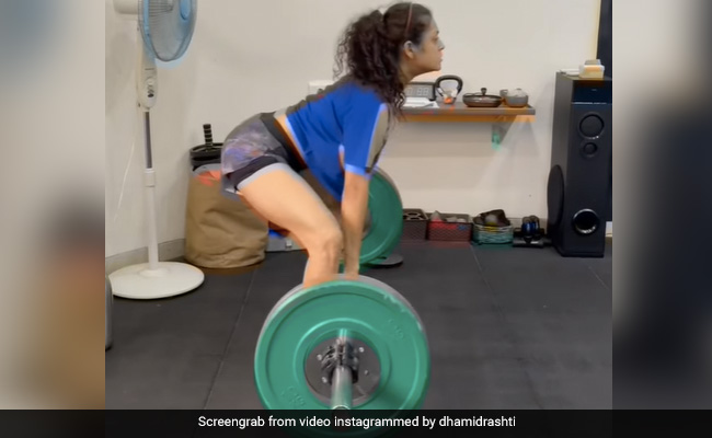 Drashti Dhami Nails 55 Kgs Of Sumo Squat Deadlift And Gets "Superb" Reactions From Mouni Roy, Karan V Grover And Other Celebs