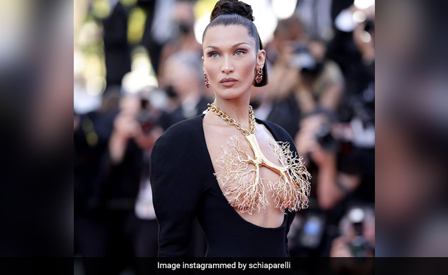 Bella Hadid का कान फिल्म फेस्टिवल में चला जादू, लंग शेप के नेकलेस ने बटोरी सुर्खियां- देखें Photos Bella Hadid का कान फिल्म फेस्टिवल में चला जादू, लंग शेप के नेकलेस ने बटोरी सुर्खियां- देखें Photos