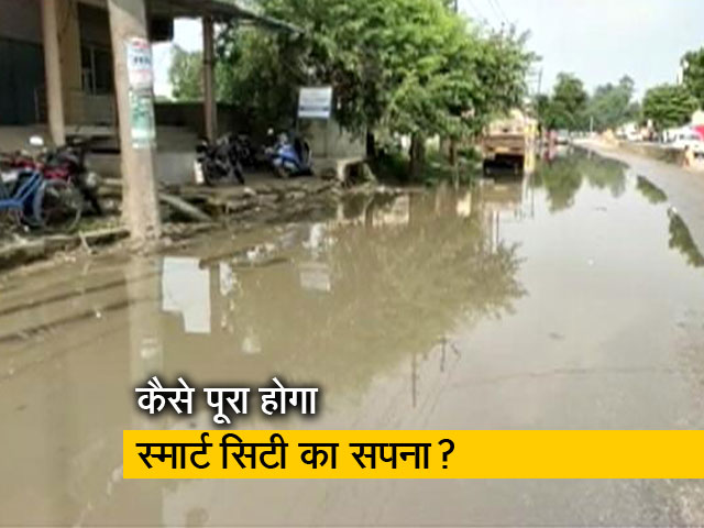वाराणसी : बहता सीवर का पानी, खुदी हुई सड़कें, पीएम कर चुके हैं करोड़ों की योजनाओं का ऐलान