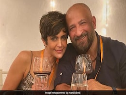 मंदिरा बेदी ने पति राज कौशल के साथ शेयर की अनदेखी तस्वीरें, शेयर की दिल छू लेने वाली इमोजी मंदिरा बेदी ने पति राज कौशल के साथ शेयर की अनदेखी तस्वीरें, शेयर की दिल छू लेने वाली इमोजी