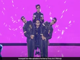 Viral Video: भारत के इन लड़कों ने विदेश में 'जुम्मा-चुम्मा' पर डांस से जमाई महफिल, सभी हो गए दीवाने Viral Video: भारत के इन लड़कों ने विदेश में 'जुम्मा-चुम्मा' पर डांस से जमाई महफिल, सभी हो गए दीवाने