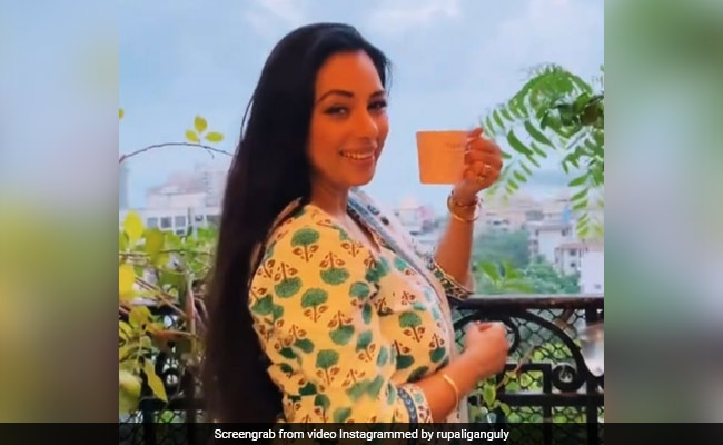 रुपाली गांगुली बालकनी में खड़े होकर चाय की चुस्की लेती आईं नजर, Video देख आप भी हो जाएंगे मंत्रमुग्ध