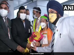 मीराबाई चानू का देश लौटने पर हुआ भव्य स्वागत, 'भारत माता की जय' से गूंज उठा पूरा एयरपोर्ट- Video मीराबाई चानू का देश लौटने पर हुआ भव्य स्वागत, 'भारत माता की जय' से गूंज उठा पूरा एयरपोर्ट- Video