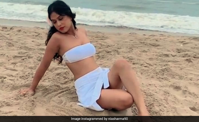 Nia Sharma Video: निया शर्मा समंदर किनारे रेत से यूं खेलती आईं नजर, वायरल हुआ एक्ट्रेस का Video