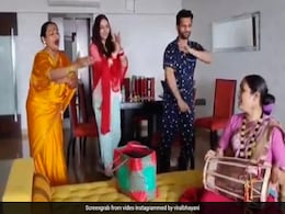 दिशा परमार और राहुल वैद्य को किन्नरों ने डांस कर यूं दिया आशीर्वाद, Video हुआ वायरल दिशा परमार और राहुल वैद्य को किन्नरों ने डांस कर यूं दिया आशीर्वाद, Video हुआ वायरल