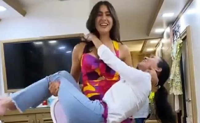 सारा अली खान को जिम जाने का नहीं मिला समय तो दोस्त को बना लिया डंबल, करने लगीं वर्कआउट...देखें Video