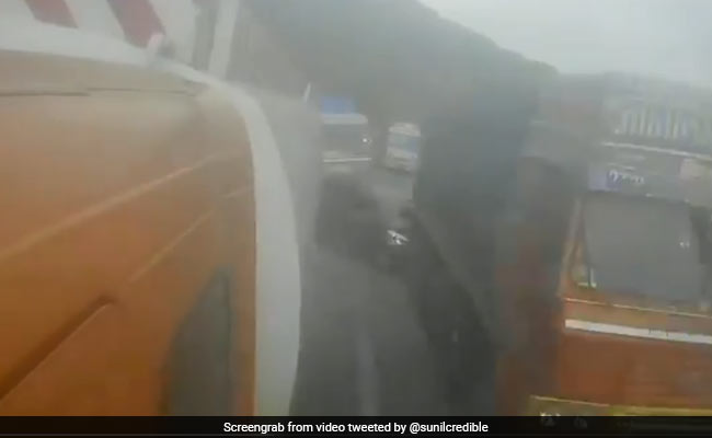 VIDEO: मुंबई-पुणे एक्सप्रेसवे पर दिल दहलाने वाला हादसा, कुछ सेकेंड में चकनाचूर हो गई कार, 3 की मौत