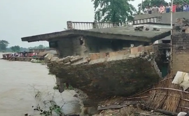 बिहार के कई जिलों में बाढ़ से हाहाकार, गंडक और सिकरहना नदी बरपा रहीं कहर