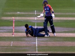 Video: अजब-गजब तरीके से रन आउट हुईं इंग्लैंड कप्तान हीथर नाइट, छिड़ा विवाद Video: अजब-गजब तरीके से रन आउट हुईं इंग्लैंड कप्तान हीथर नाइट, छिड़ा विवाद