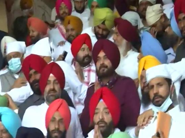 Navjot Sidhu's Golden Temple Visit With MLAs, Message For Amarinder Singh